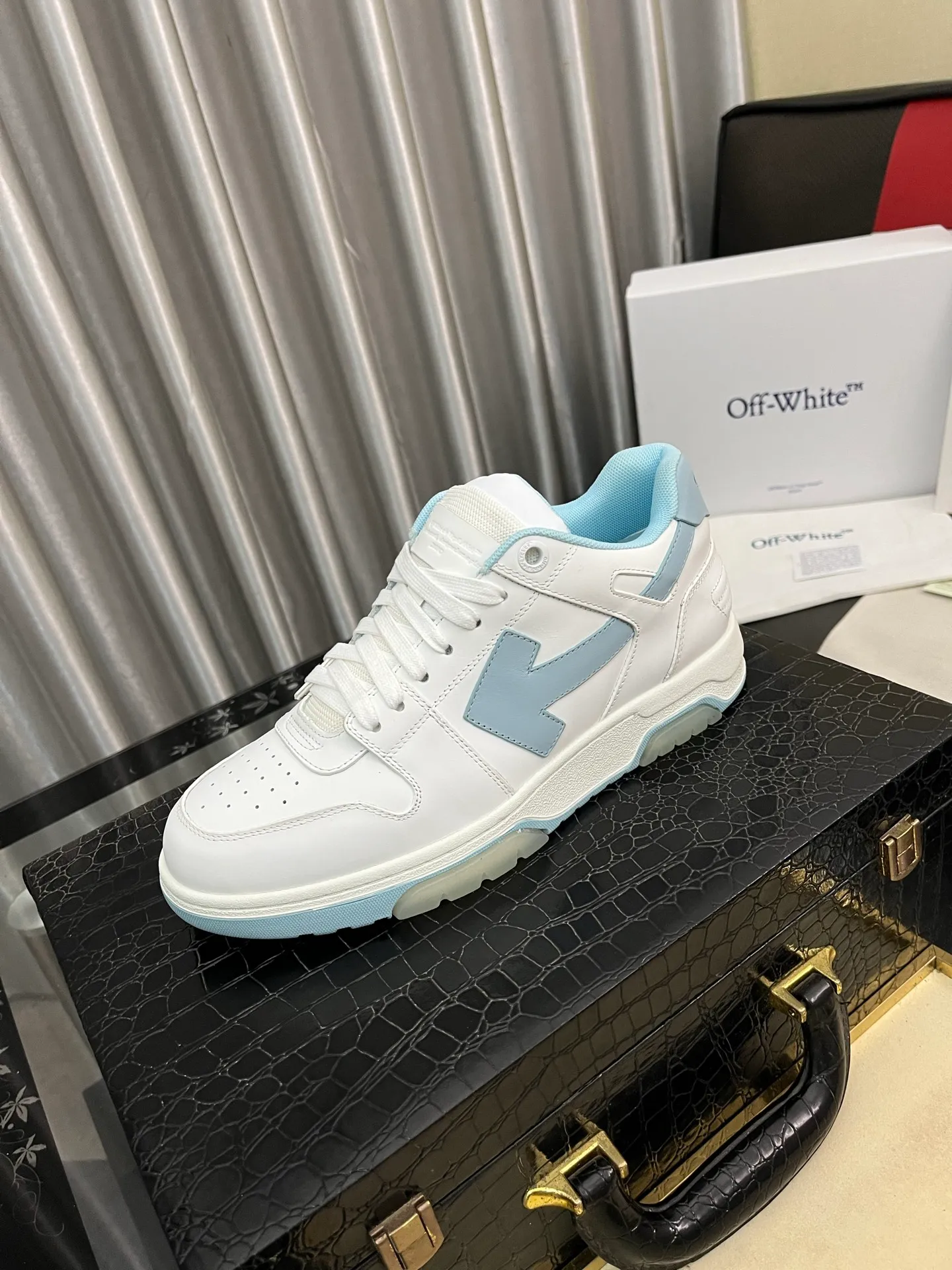 Men's shoes 💰600⌚️⌚️ OFF-White C/O VirGil Abloh fashionable and versatile casual shoes. Exclusive first release of the new model. Made of environmentally friendly cowhide leather and mesh fabric upper material. The insole is embedded with foam cushioning EVA material. The correct midsole is equipped with EVA lightweight cushioning. External tooth nail rubber outsole. The correct accessories can be customized simultaneously. Women's model: 35-40 Men's model: 39-45